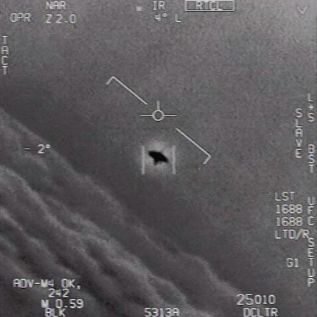 米国防総省が2020年4月27日に公開した、海軍機パイロットが撮影した不審な飛行物体の映像